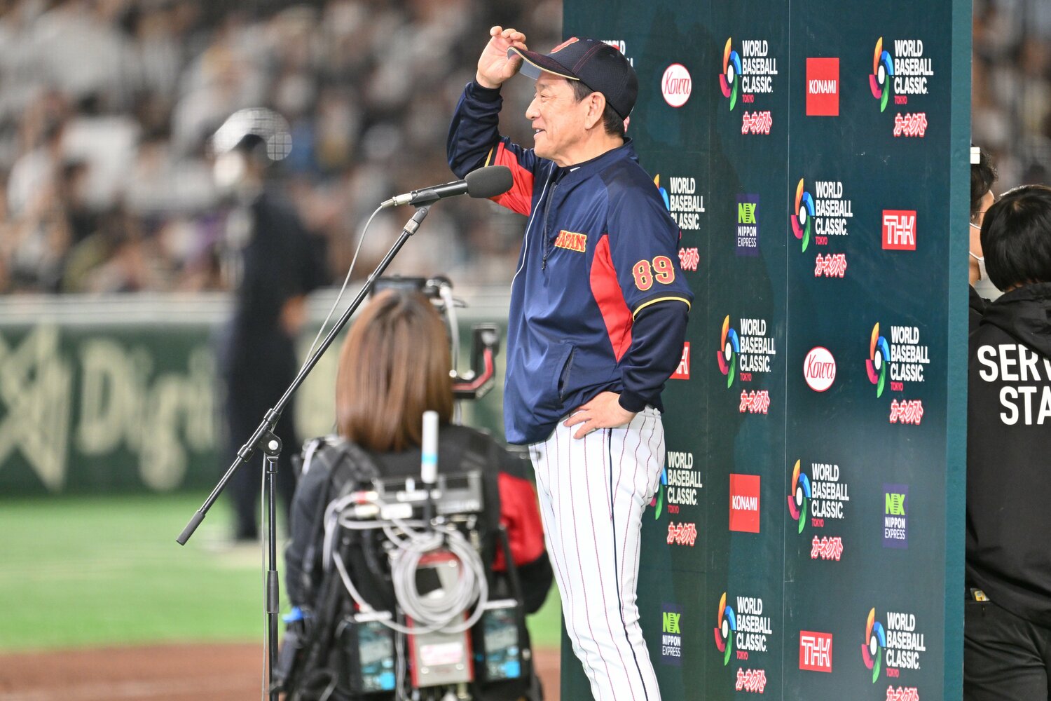 準々決勝でイタリアに勝利し、笑顔で歓声に応える栗山英樹監督　©Naoya Sanuki