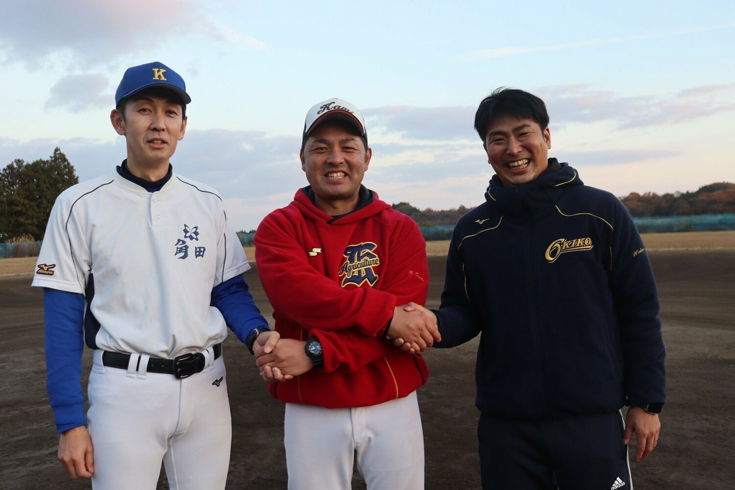 昨年11月には加美農を訪問し練習試合などを見学した。（左から）角田高・原田一貴監督、加美農・佐伯友也監督。少人数野球部の指導の悩みを分かち合った ©Yuki Kashimoto