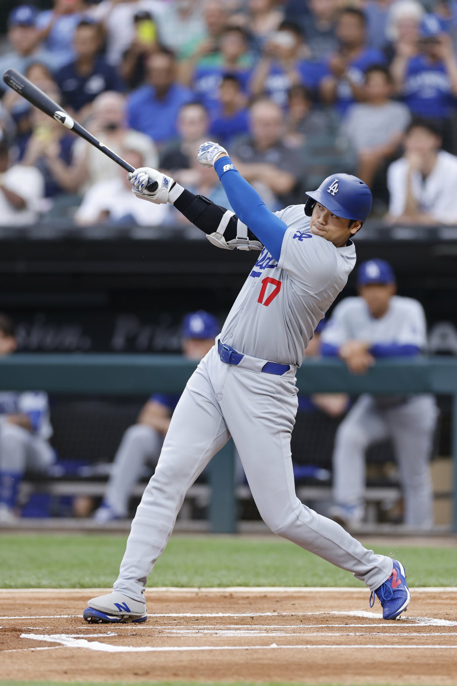 24号本塁打のフォロースルー。右手1本になっている　©Getty Images