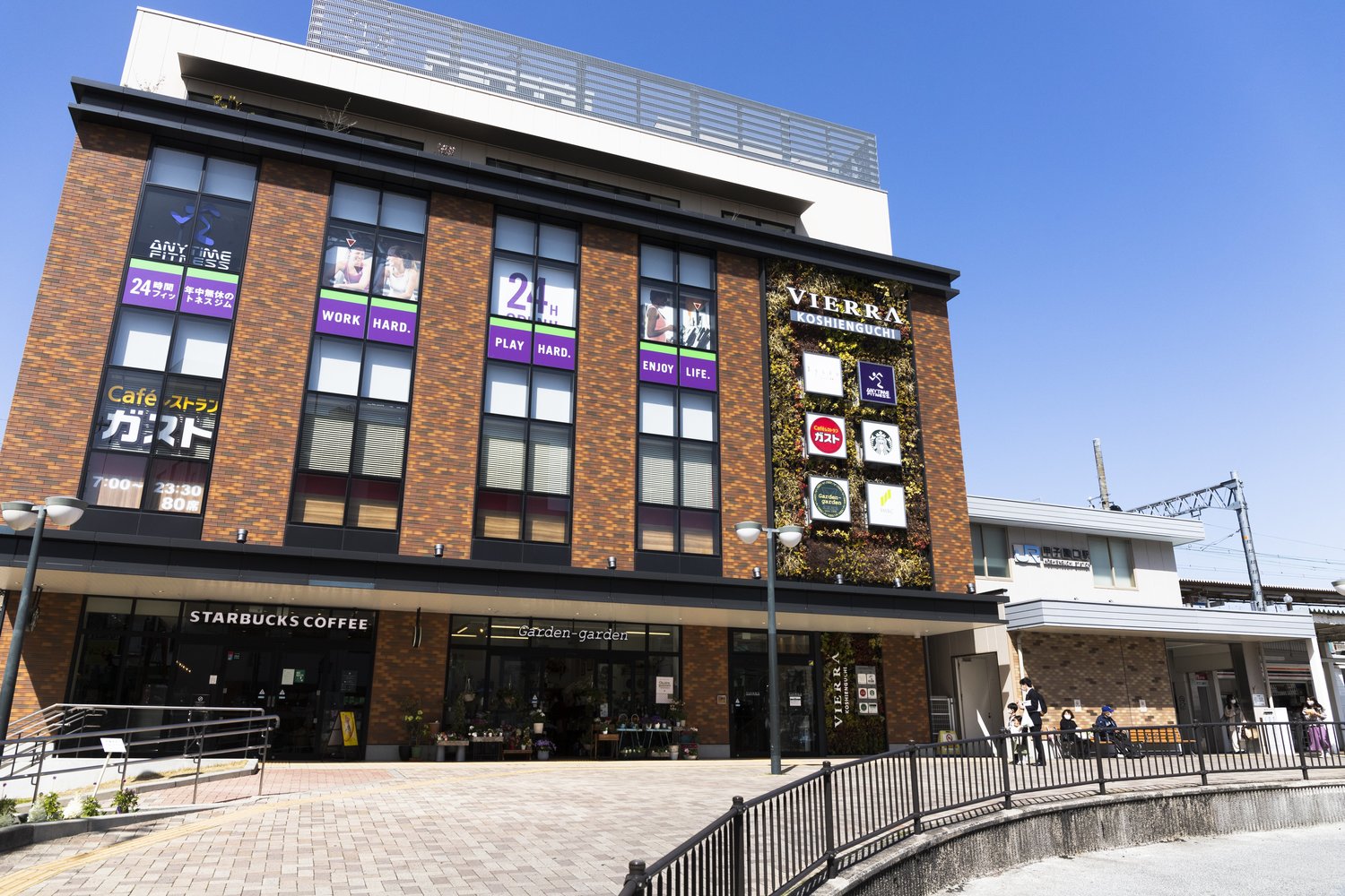 甲子園口の駅ビル