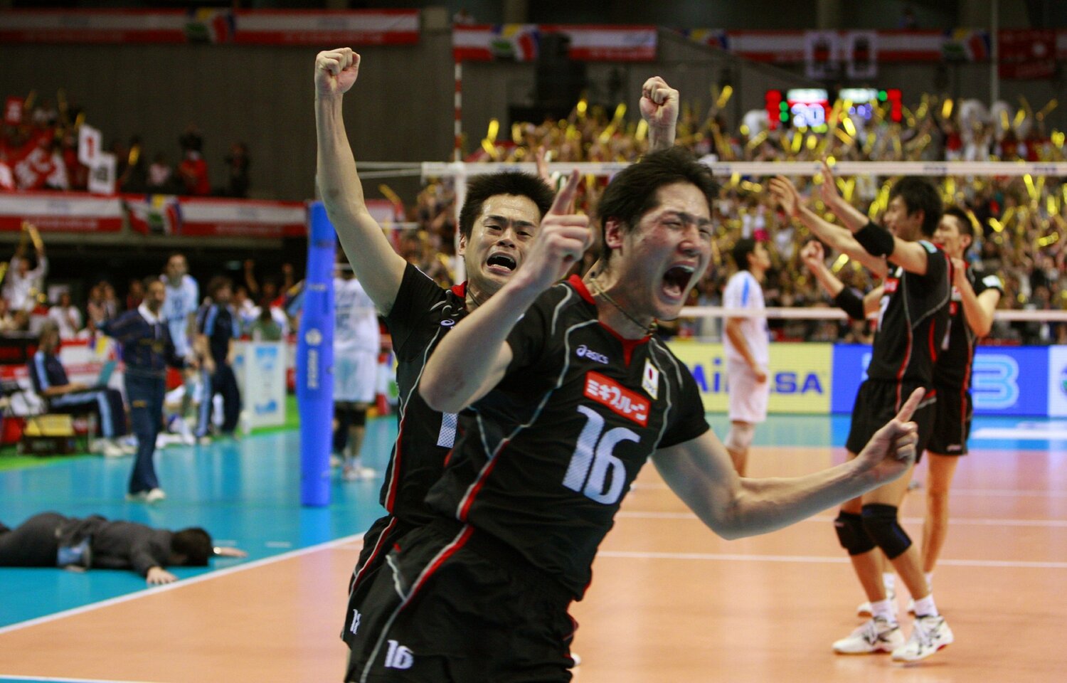 16年ぶりとなる五輪出場権を獲得して歓喜する石島雄介ら。後ろには大の字で横たわる植田監督の姿が　©︎Sankei Shimbun