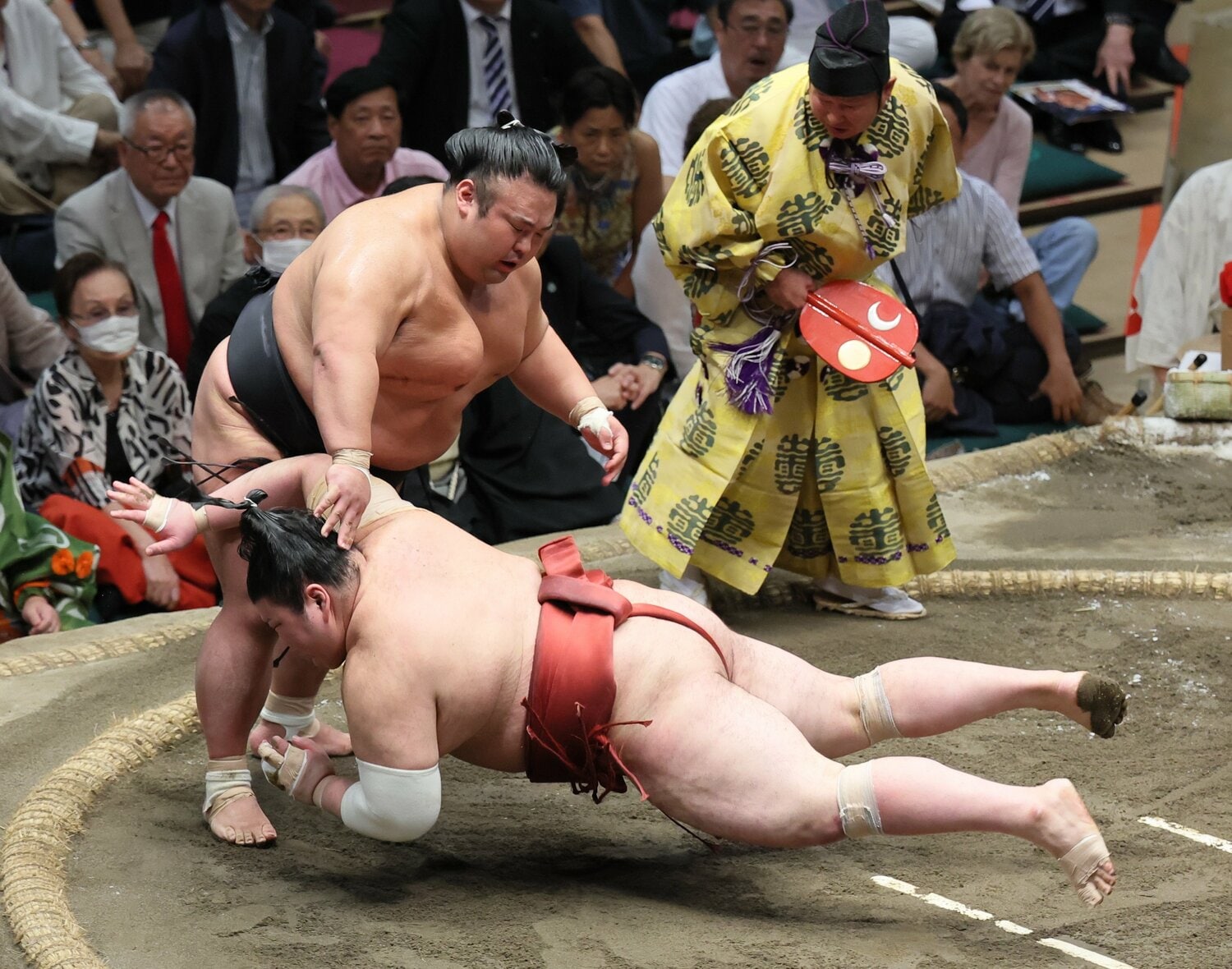 優勝決定戦。貴景勝は立ち合いで変化し、熱海富士をはたき込みで下した【2枚目／全2枚】　©JIJI PRESS