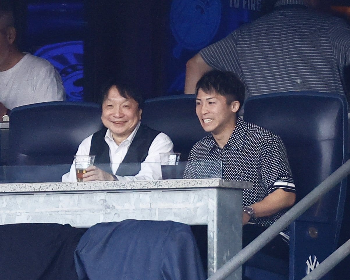 大橋会長(左)と一緒にヤンキースタジアムでMLBを楽しんだ井上尚弥(提供/日刊スポーツ)
