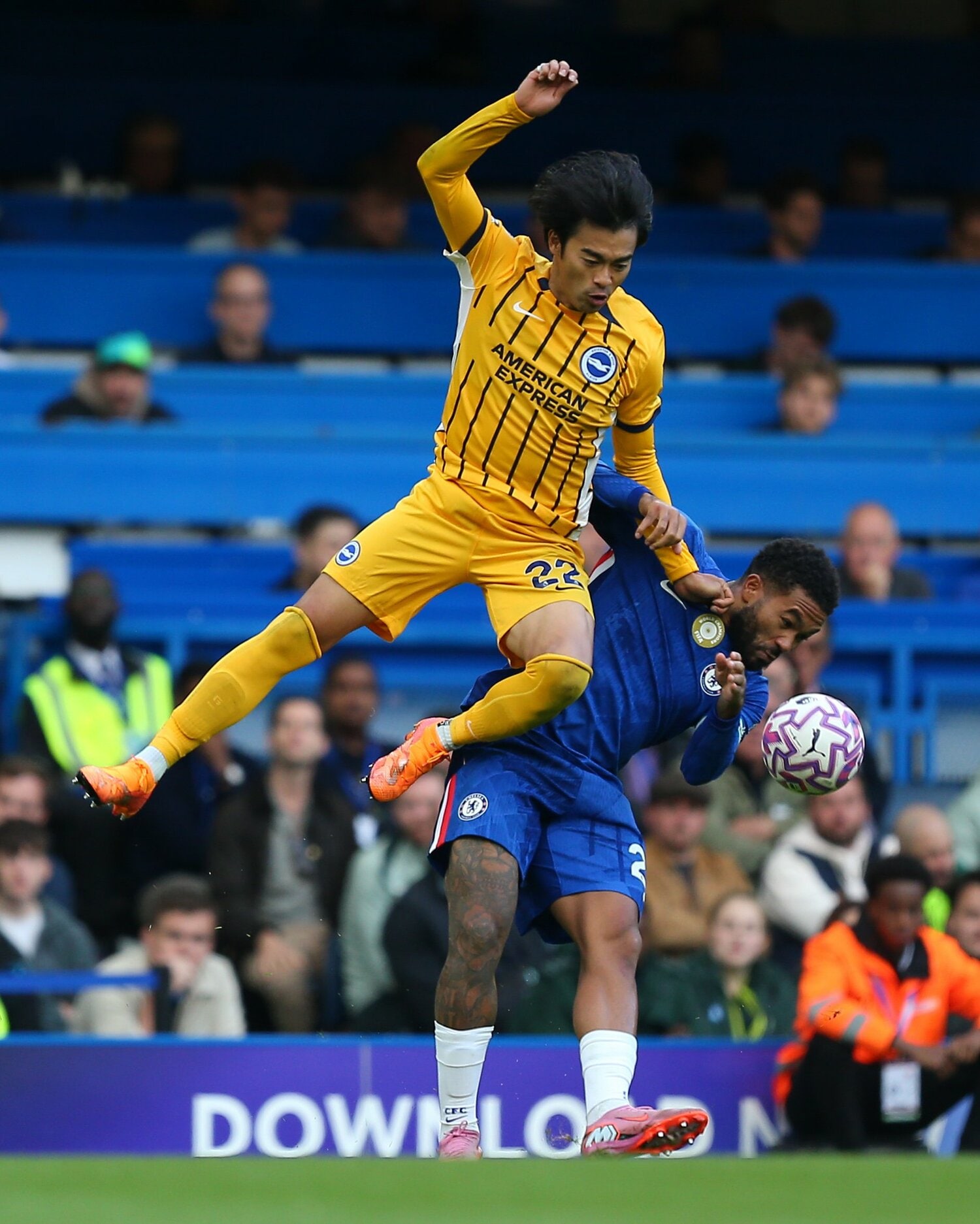 9月27日のチェルシー戦。競り合いで高くジャンプする三笘薫。試合中、左足に違和感があったようだ　©AFLO