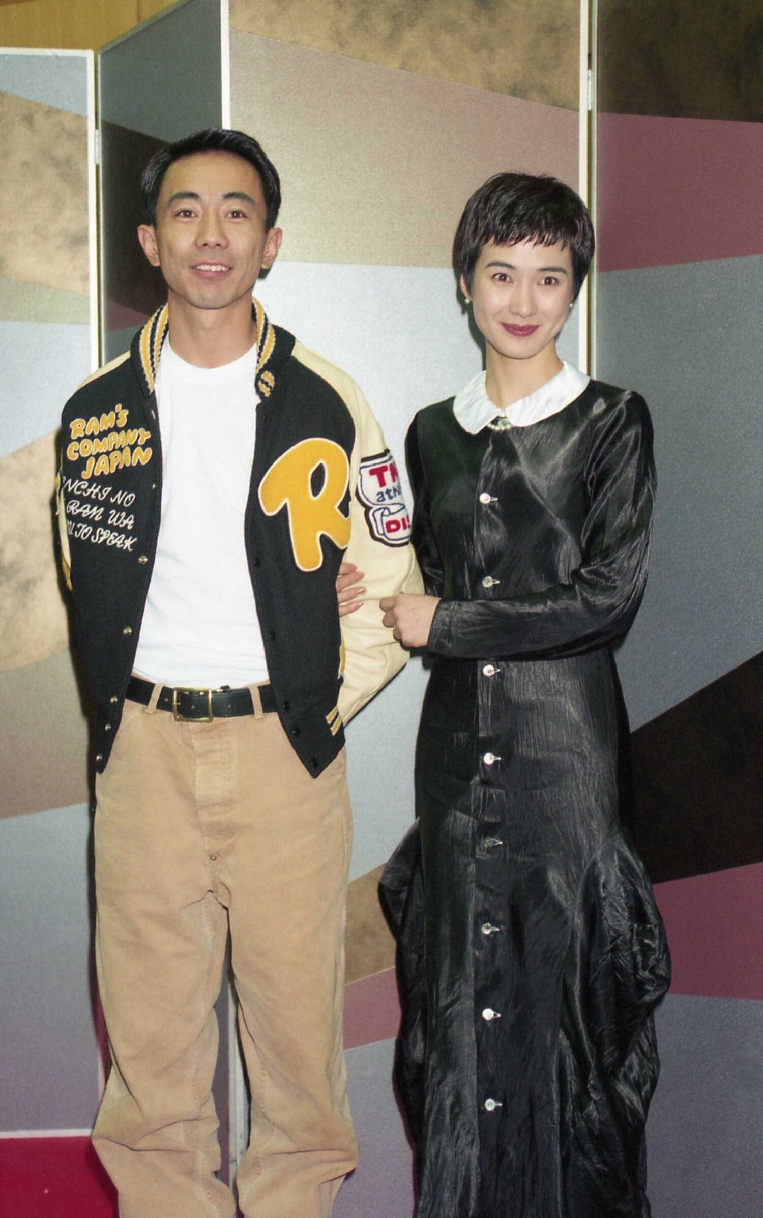 1993年12月、安田成美との結婚会見を麴町の日本テレビで開いた木梨　©Sankei Shimbun