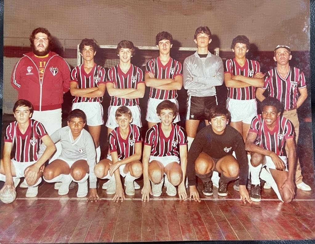 サンパウロのフットサルチームで（前列右端）　※本人提供