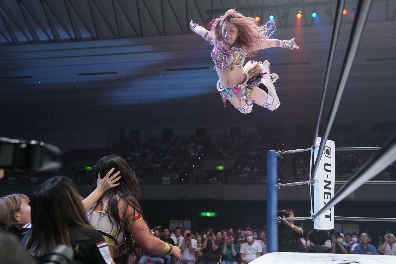 メーガン・ベーンにプランチャを発射する中野たむ