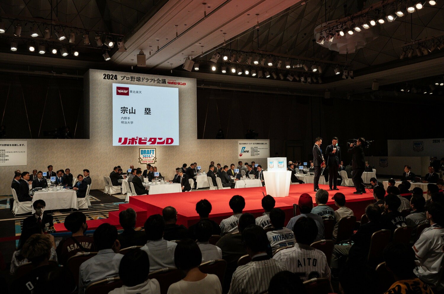 当日はドラフト会場の司会ブースから球団名や指名選手を読み上げる　©Yuki Suenaga