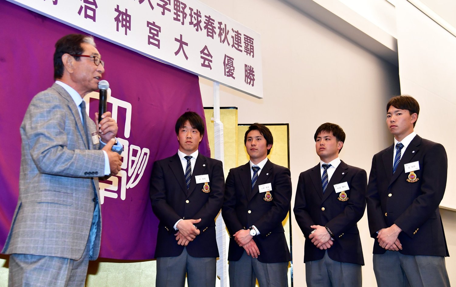 2017年1月の明大野球部OB会。星野仙一・楽天取締役副会長（当時）から激励されたプロ入り4名。(左から)柳裕也投手（中日）、佐野恵太（DeNA）、中道勝士（オリックス）、星知弥投手（ヤクルト）　©Sankei Shimbun