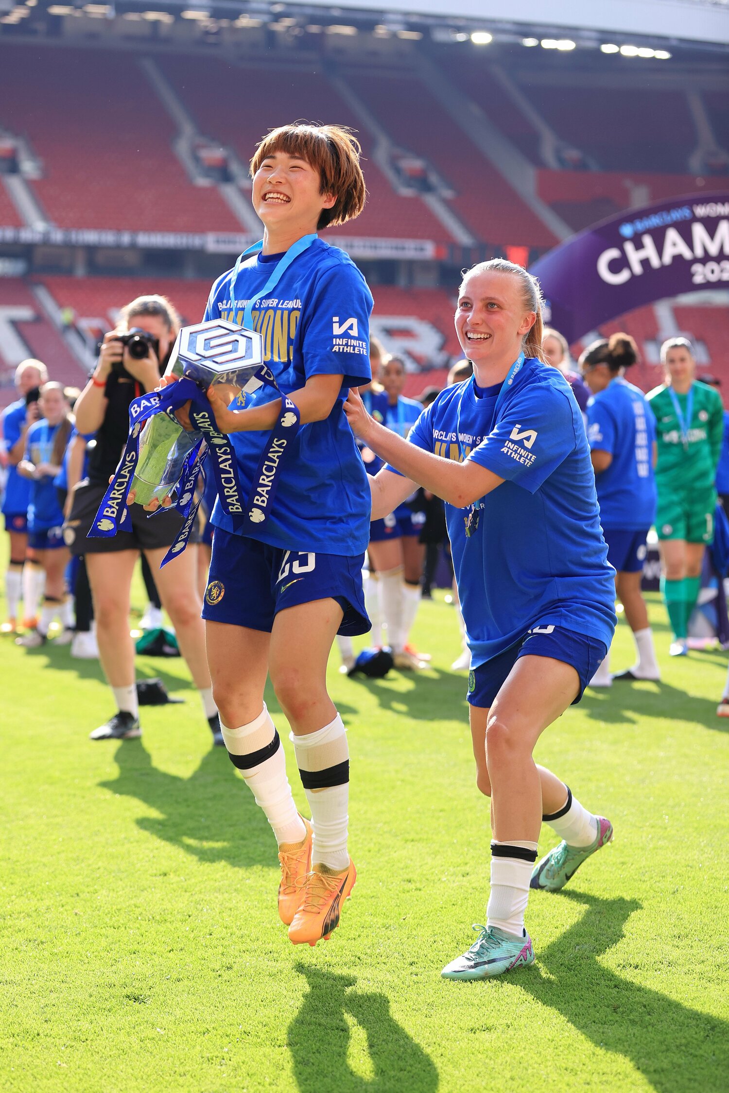 ウィメンズ・スーパーリーグの優勝カップを手に大喜びの浜野　©Getty Images