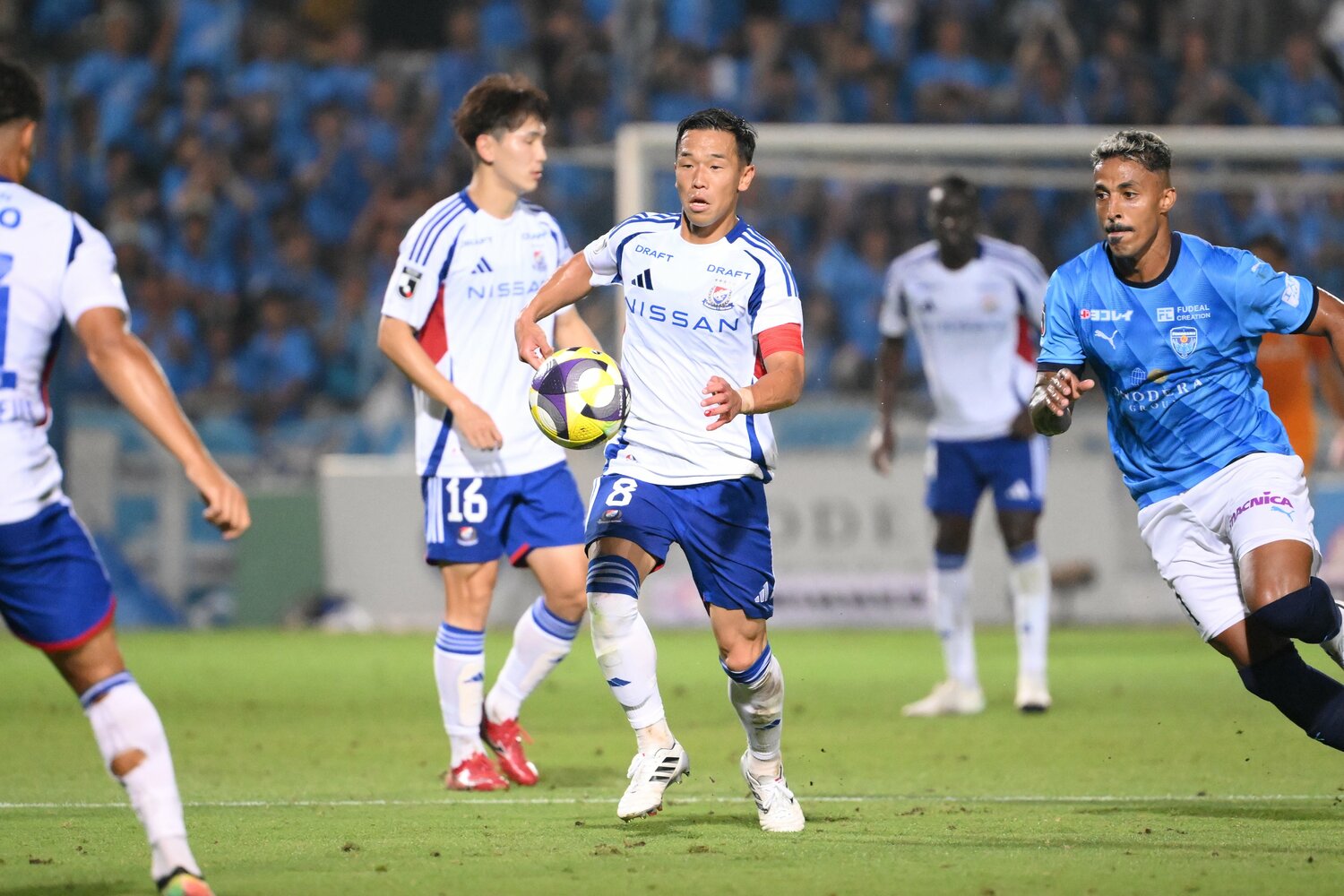 J2降格圏同士の争いとなった横浜FCとの“横浜ダービー”では勝利をおさめ勝ち点3を獲得　©1992 Y.MARINOS