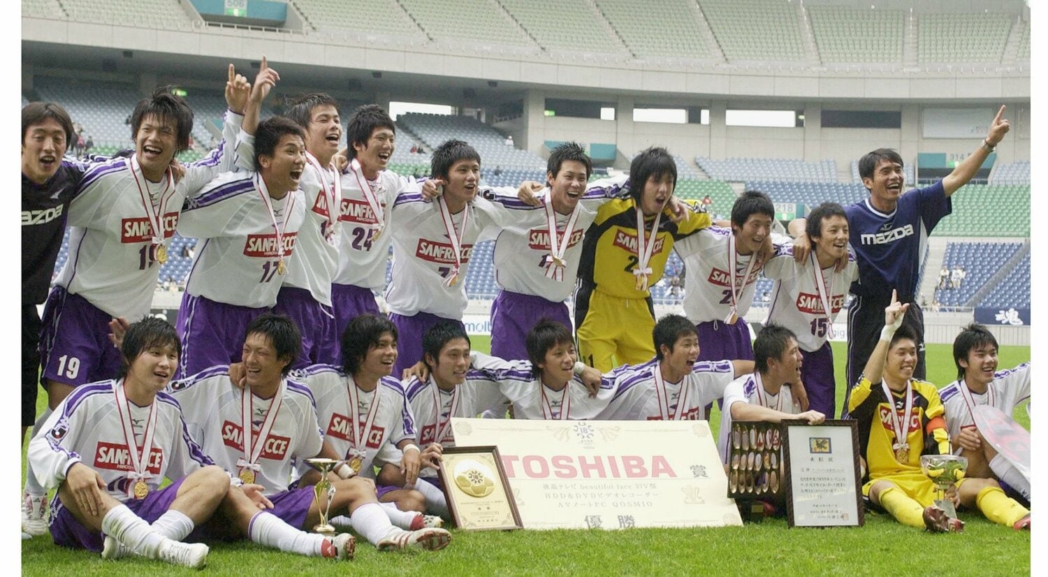 2004年全日本ユース選手権で初優勝を達成したサンフレッチェ広島ユース。後列の中央にいるのが当時高2の柏木（7番）、槙野は前列左から2人目　©︎KYODO 