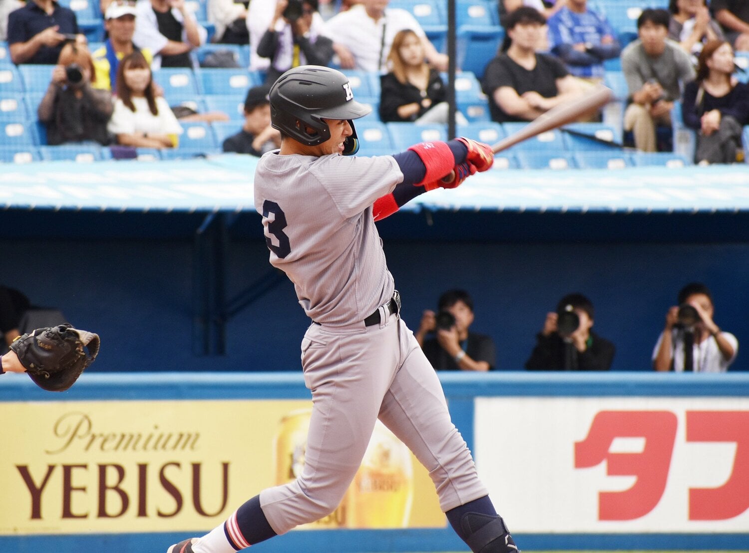 9月28日、明治大戦でリーグ戦初本塁打を放つ慶應大の清原正吾　©JIJI PRESS