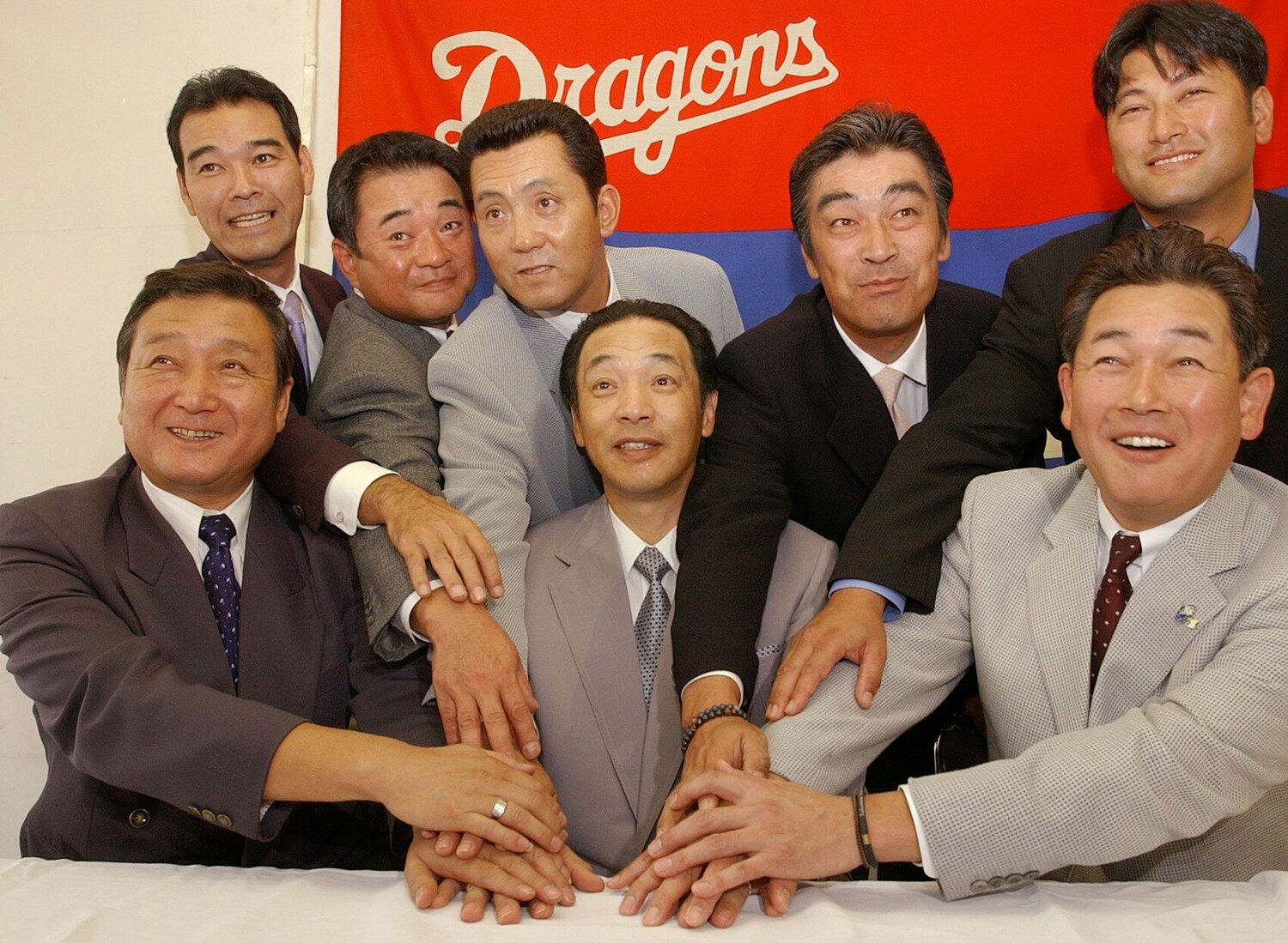 2003年10月、落合博満監督体制の発足当初の首脳陣。落合の右隣が鈴木孝政・当時ヘッドコーチ ©JIJI PRESS