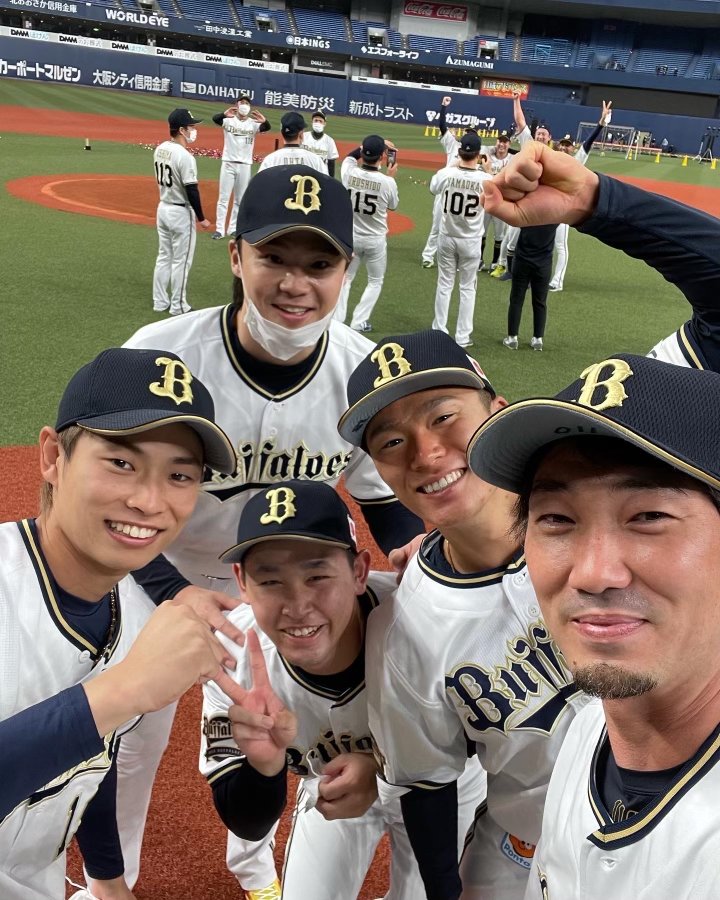 オリックス投手陣から絶大な信頼を寄せられていたブルペン捕手・瓜野純嗣（右／2021年リーグ優勝時／本人提供写真）