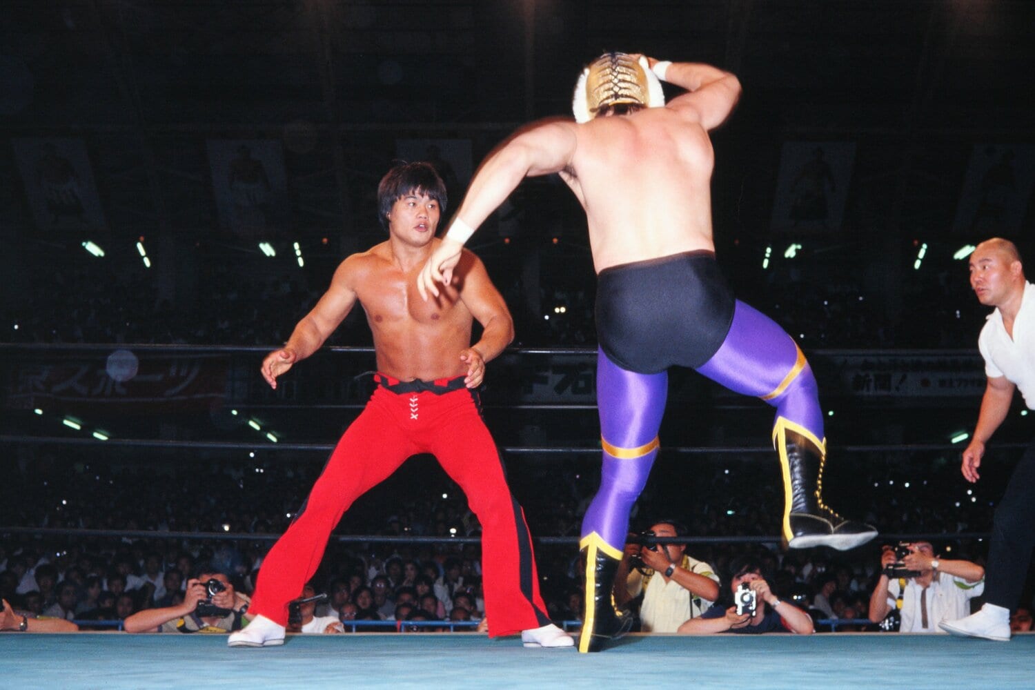 小林の存在により、タイガーマスクは感情をむき出しにする新たなスタイルに変貌した　©AFLO