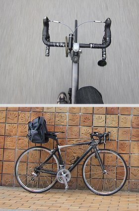 【写真上】 ロードの軽やかな安定感は、このように両手放しで写真が楽々撮れるほど(広い駐車場で撮ってます)。
【写真下】 ポタリングをするべくカバンをサドルの後ろにつけた状態。ちょっと変……かなぁ。