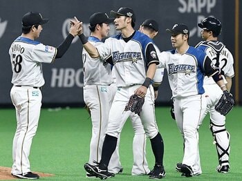 試合前後に選手たちはどう過ごすか。「お一人様」が増えた日本ハムの強さ。＜Number Web＞ photograph by Kyodo News