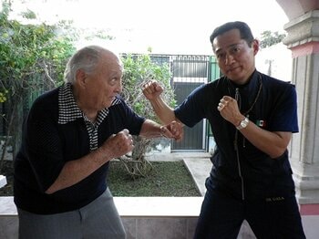 メキシコで王者を育成する、元教師の日本人トレーナー。~本場も認める古川久俊の手腕~<Number Web> photograph by BOXING BEAT