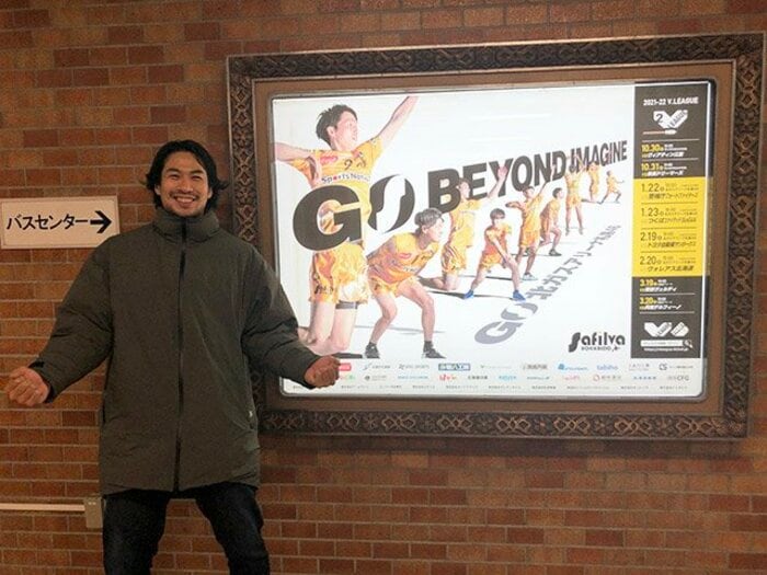 このポスター、選手が作ったの？ 異色の“デザイナー兼Vリーガー”が伝えるチームの魅力「バレーボール以外でも力になりたい」＜Number Web＞ photograph by Safilva Hokkaido