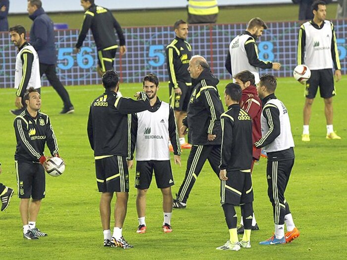 バルサの外国人依存が代表に波及。デルボスケに戦略の「軸」はあるか。＜Number Web＞ photograph by MarcaMedia/AFLO