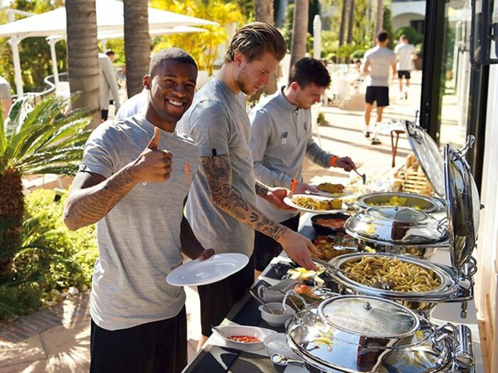 敏腕の女性栄養士がリバプールを変えた… 名将クロップも「ワールドクラスの補強」と絶賛の食事改革〈食堂には肉の熟成庫〉＜Number Web＞ photograph by Getty Images