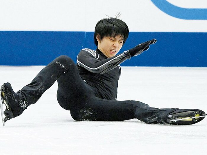 羽生を襲ったアクシデント。4回転ジャンプのリスクとは。~踏み切り、着氷など足首への負担は増している~<Number Web> photograph by KYODO