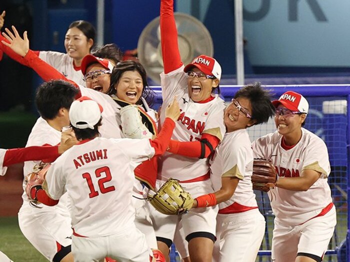 「上野由岐子は右手では握手しない」の噂は本当だった　“13年ぶり金”のソフトボール、28年ロス五輪での復活はあるか？＜Number Web＞ photograph by JIJI PRESS