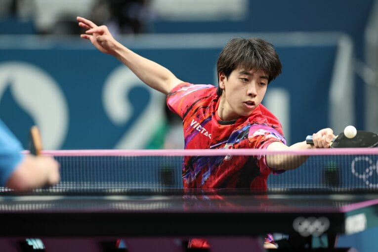 男子卓球団体戦準決勝、スウェーデン戦の篠塚大登　©︎Tetsuya Higashikawa/JMPA
