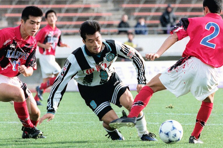 98年12月にはヴィッセル神戸と天皇杯で対戦したことも。ちなみに左の21番は那須大亮　©Kyodo News
