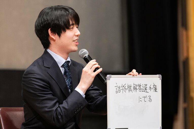 普段の公式戦では見られない……藤井聡太竜王・名人の素朴な笑顔と“素の表情”（全20枚超）　©Nanae Suzuki