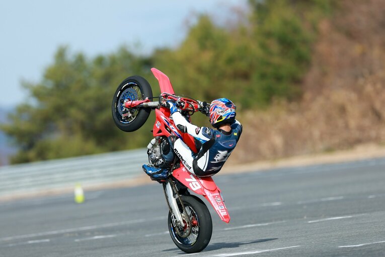 モタードでウィリーを披露する小椋　©Satoshi Endo