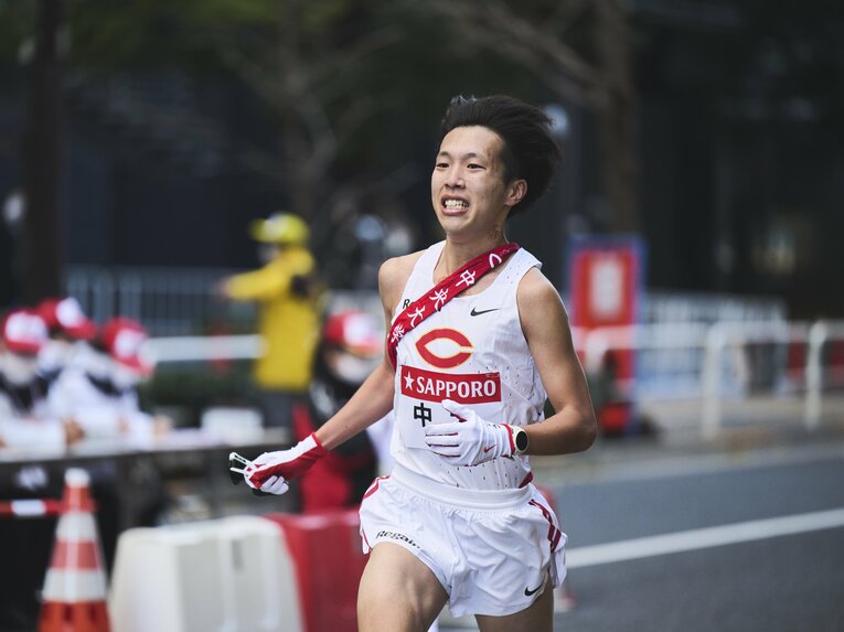 田井野のもとへと向かう助川（9/10枚）　©Yuki Suenaga