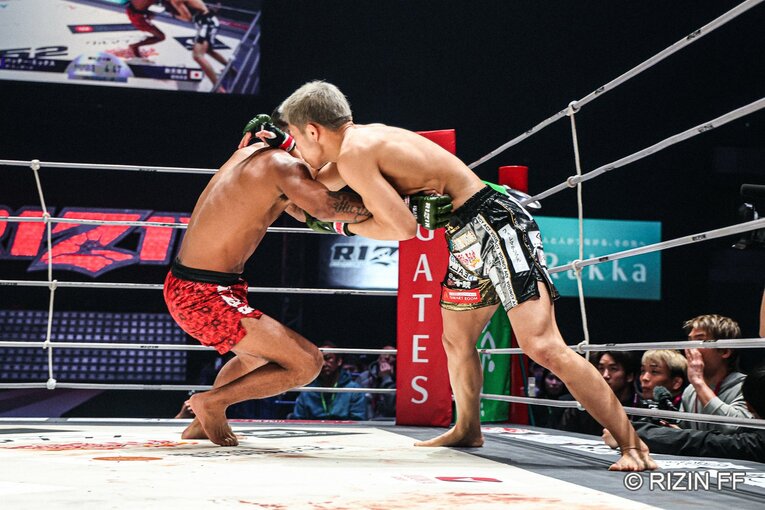 秋元強真vs.パッチー・ミックス　©RIZIN FF