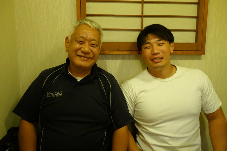 取材に応じてくれた父・東慶さんと兄・承記さん（筆者撮影）