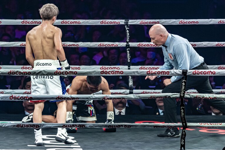 井上尚弥vs.マーロン・タパレス。4ラウンドのダウンシーン（8枚目／全9枚）©Takuya Sugiyama