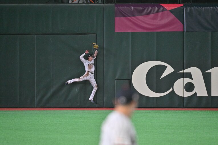 連続写真で見る周東佑京のスーパーキャッチ！　©Hideki Sugiyama