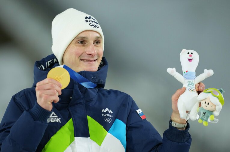 スロベニア男子初となるジャンプ個人での金メダルを獲得したドメン・プレブツ。絶対的な優勝候補として挑んだが、栄冠までには多くの困難があった ／ photograph by Tsutomu Kishimoto/JMPA