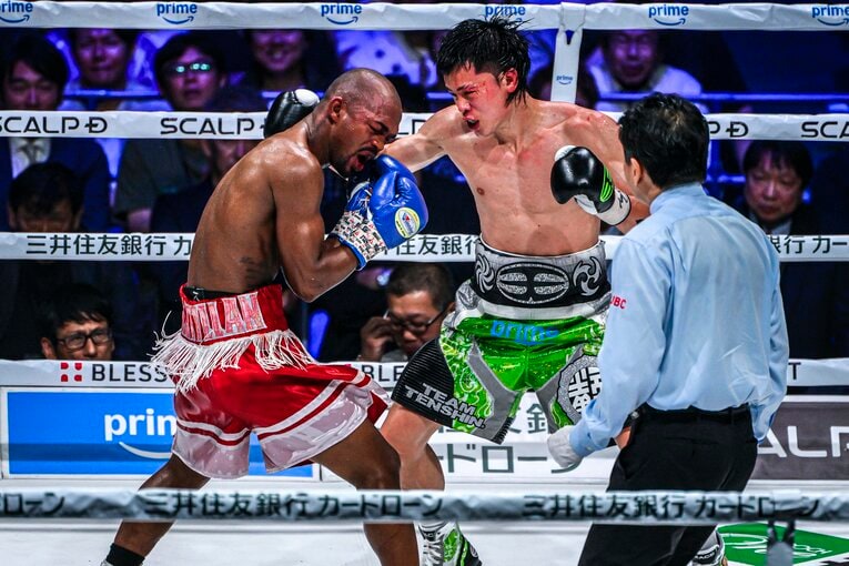 サンティリャンに猛攻を仕掛ける那須川天心　©Takuya Sugiyama