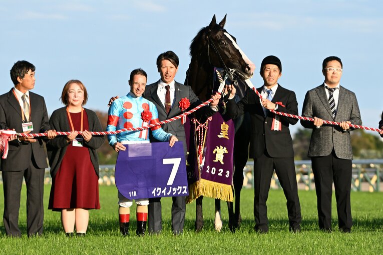 天皇賞・秋を制したイクイノックスの口取り　©Keiji Ishikawa