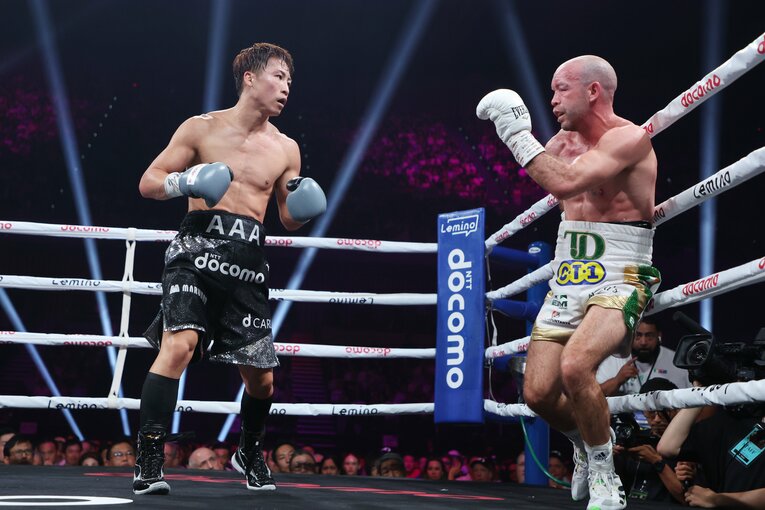 「待った」のポーズで腰の異変を訴えるドヘニー。井上尚弥は攻撃の手を止めた　©︎JIJI PRESS