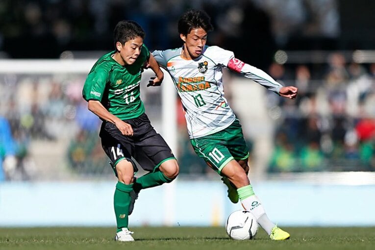 2年生ながらボランチとして選手権に出場。青森山田の武田（現・浦和レッズ）に厳しく寄せるシーンも目立った ©︎AFLO SPORT