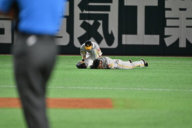 だ、大丈夫…？　球場騒然となった6月の負傷時（2/5）　©Hideki Sugiyama