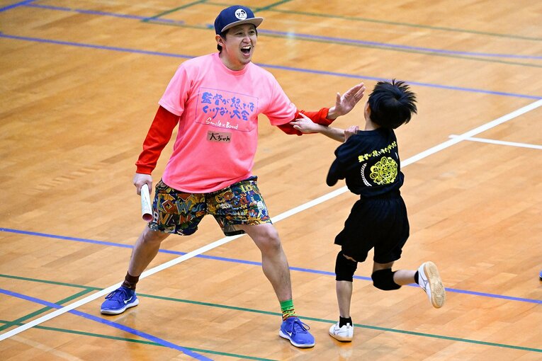 子どもたちを盛り立てる、元パラ水泳選手の久保大樹さん