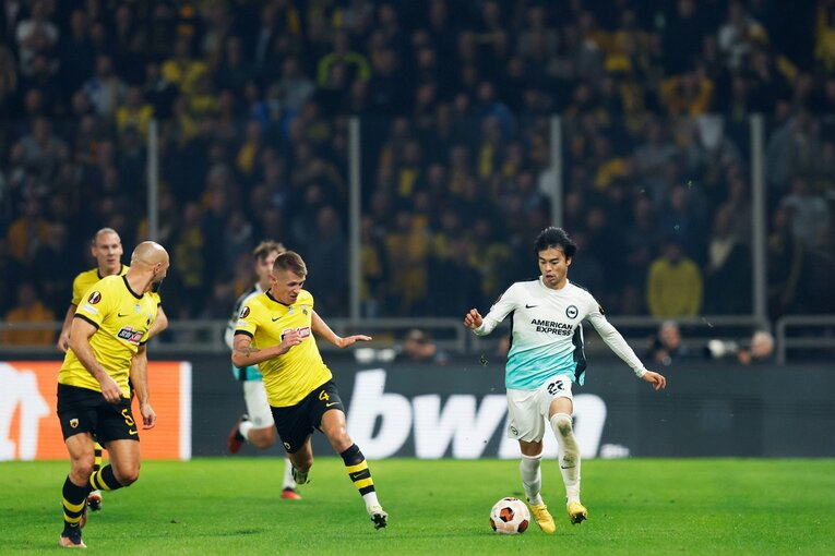 三笘薫26歳「試合に出れば言い訳はない」勝利の握り拳、街中には「ミトマの漢字Tシャツ」サポと猫が…カメラマンがアテネで見た“美しい風景”(11)