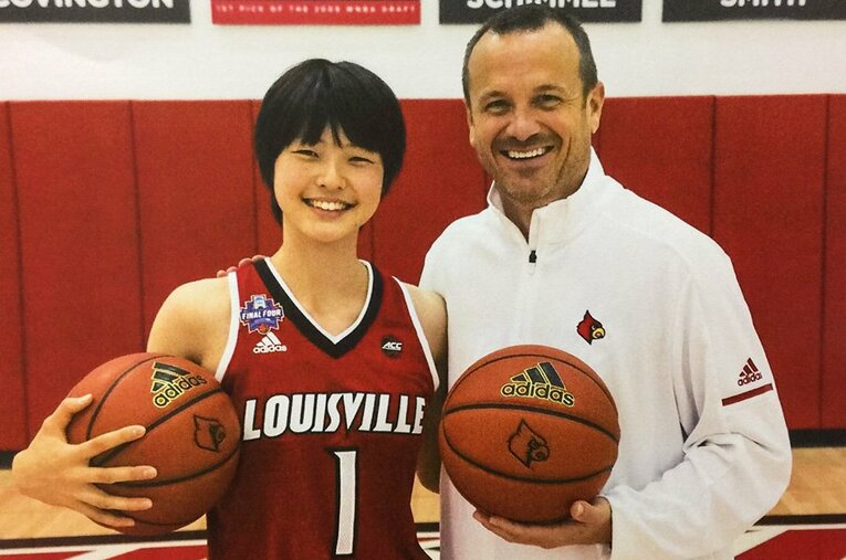 10月の大学訪問では、NCAAファイナルフォーのジャージーを着てウォルツコーチと記念撮影。 ／ photograph by Norika Konno