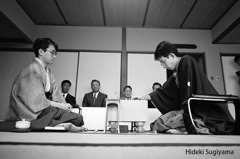 若き日の羽生－佐藤康　©BUNGEISHUNJU