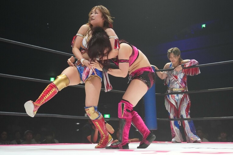 山下実優をヘッドロックに捕らえるSareee　©Essei Hara