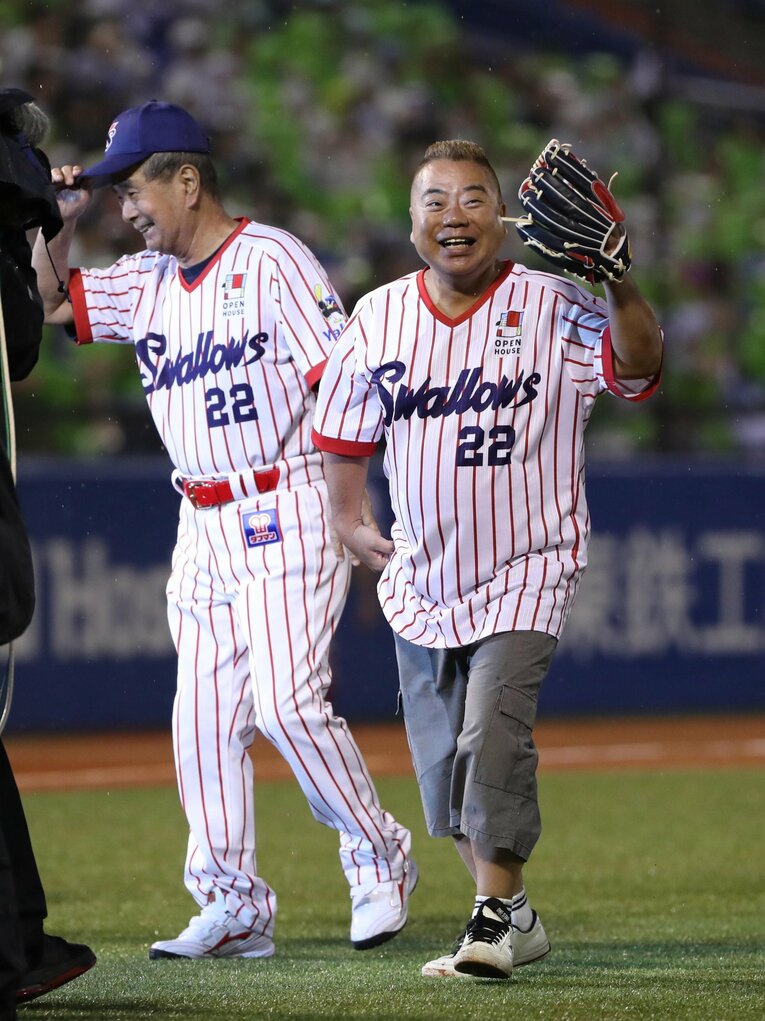 2019年7月のヤクルトOB戦「スワローズドリームゲーム」。始球式を終えた出川哲朗と　©Sankei Shimbun