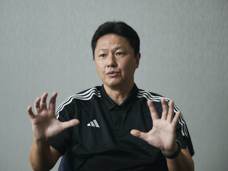 8月いっぱいで退任した大岩監督が五輪のチーム作りを明かした　©Yuki Suenaga